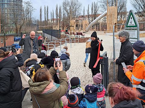 Eröffnung des Spielplatzes Ella-Barowsky-Straße mit Staatssekretär Machulik