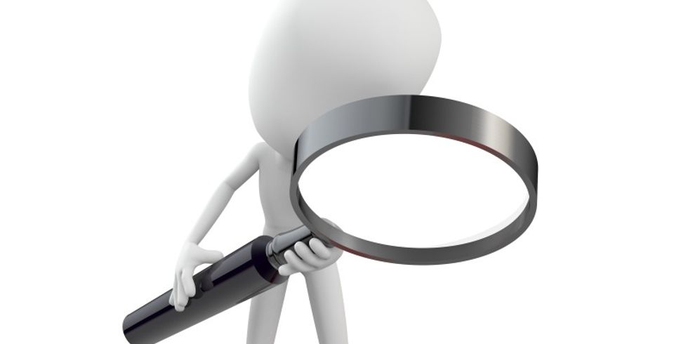 Figur nimmt Pillen unter die Lupe