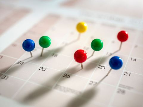 Pins auf einem Kalender