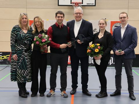 Schlüsselübergabe für die neue Schulsporthalle: Die Schulleitung nimmt die Schlüssel offiziell entgegen – ein wichtiger Schritt für zeitgemäßen Sportunterricht und mehr Bewegungsraum für die Schülerinnen und Schüler. v.l.n.r.: Michaela Harbart (1. Vorsitzende Floorball VFL Tegel), Frau Fritsch (Sportamt Reinickendorf), Sebastian Salb (Schulleiter der Hoffmann-von-Fallersleben-Grundschule), Bezirksstadtrat für Sport und Bildung Harald Muschner (CDU), Melanie Lebreton (Präsidentin des VFL Tegel) und Lennart Höhna (Hauptsportwart VFL Tegel) (Bild: Bezirksamt Reinickendorf)