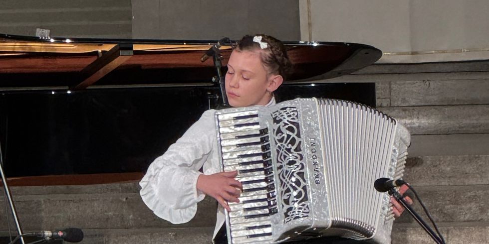 Mädchen mit Akkordeon