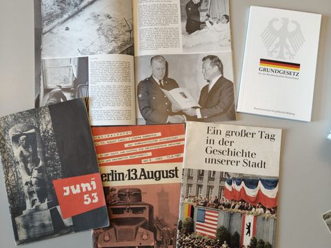 Verschiedene Broschüren aus der Deutschen Historie