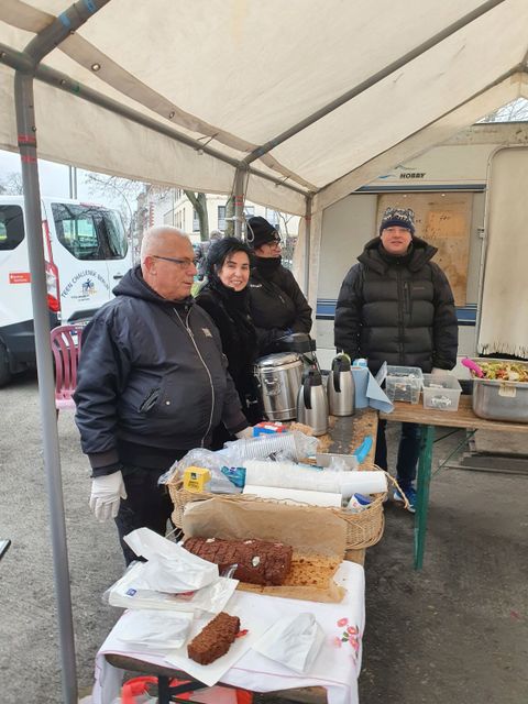 Bezirksstadträtin Emine Demirbüken-Wegner (CDU) hilft den fleißigen Ehrenamtlichen bei der Essensausgabe (Bild: BA Reinickendorf)