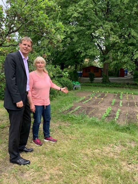 Bezirksstadtrat Tobias Dollase und die Leiterin der Gartenarbeitsschule, Hiltrud Steffen. (Bild: BA Reinickendorf)