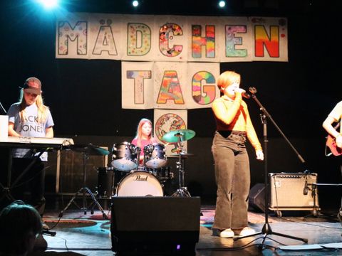 Jugendliche der Kifrie Musiketage musizieren auf der Bühne