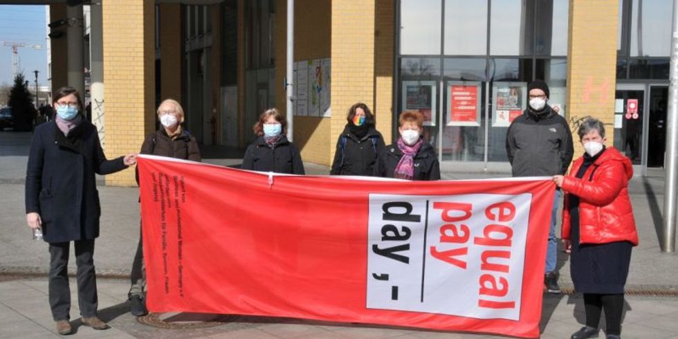 Fahnenhissung zum Eqaul-Pay-Day 2021 vor dem Rathaus Marzahn-Hellersdorf