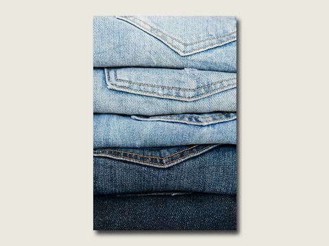 Verschiedenfarbige gefaltete Jeans liegen übereinander