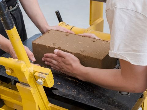 Produktion von Lehmbausteinen