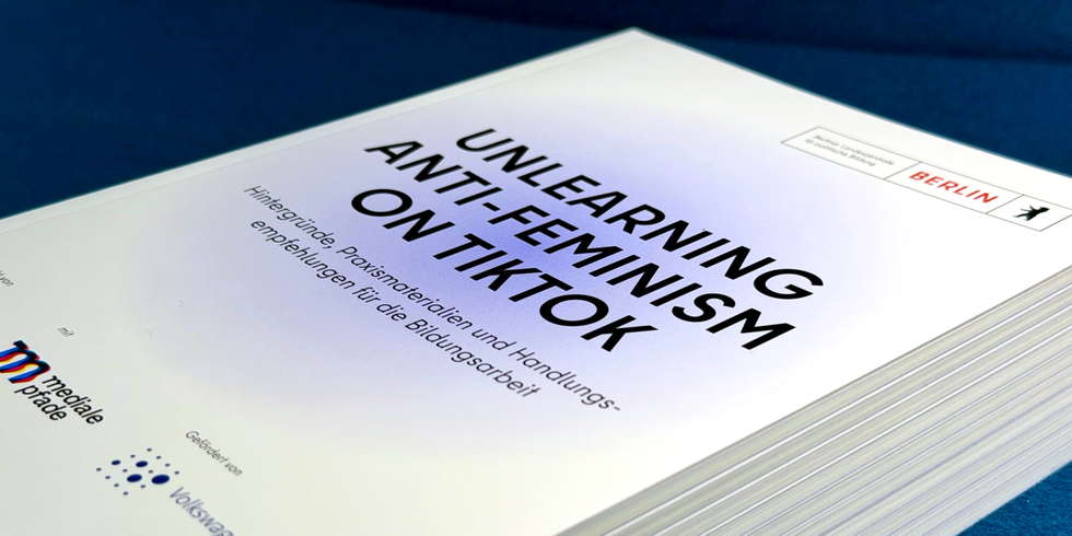 Broschüre "Unlearning Anti-Feminism on TikTok - Hintergründe, Praxismaterialien, und Handlungsempfehlungen für die Bildungsarbeit"