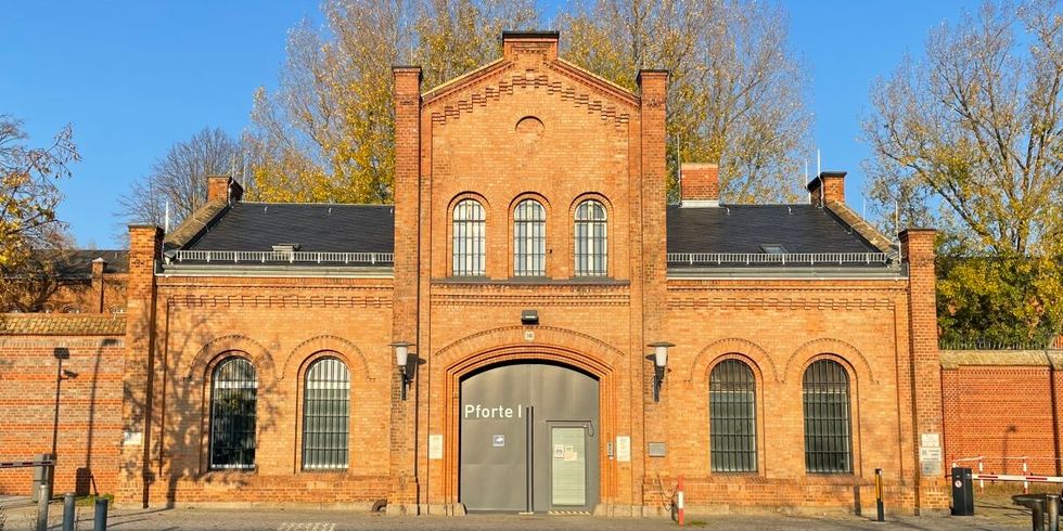 Pforte 1 vom Straßenland aus fotografiert