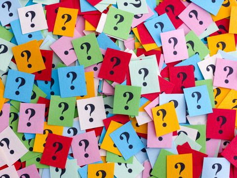 Bunte Zettel mit Fragezeichen