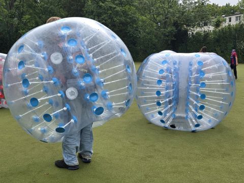 Außergewöhnliche Disziplinen wie Bouldern, Gummistiefel-Weitwurf, Bubble-Fußball sowie ein gigantisches Riesen-Yenga auf dem Programm