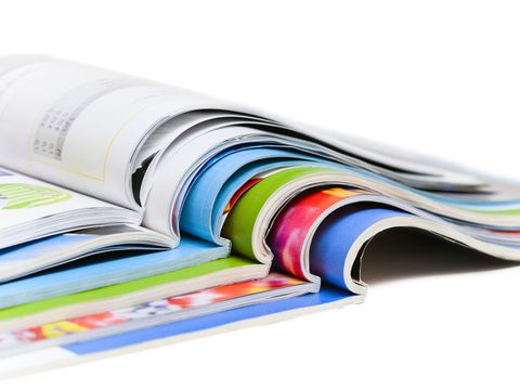 Fünf aufgeschlagene Zeitschriften