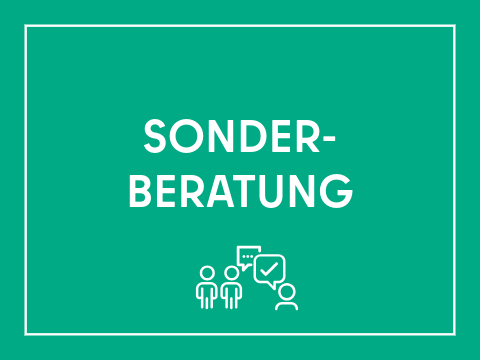 Kachel Schriftzug "Sonderberatung", Symbol Figuren - ein Paar und eine einzelne Figur - mit Sprechblasen über den Köpfen. Weiße Schrift auf grünem Hintergrund