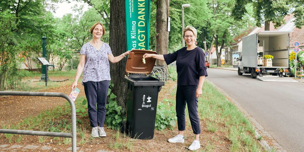 Jana Herschelmann (rechts), Klimaschutzbeauftrage des Bezirksamts Treptow-Köpenick, und Ina Schulze (links) von der Senatsumweltverwaltung warben im Berliner Stadtteil Müggelheim für die Biotonne als sinnvolle Ergänzung zum Komposthaufen im Garten.