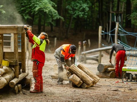 Waldspielplatzbau (Bild: Rainer Keuenhof)