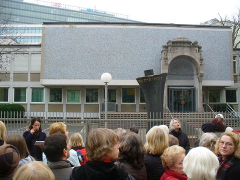 Vor dem Haus der Jüdischen Gemeinde, Foto: KHMM