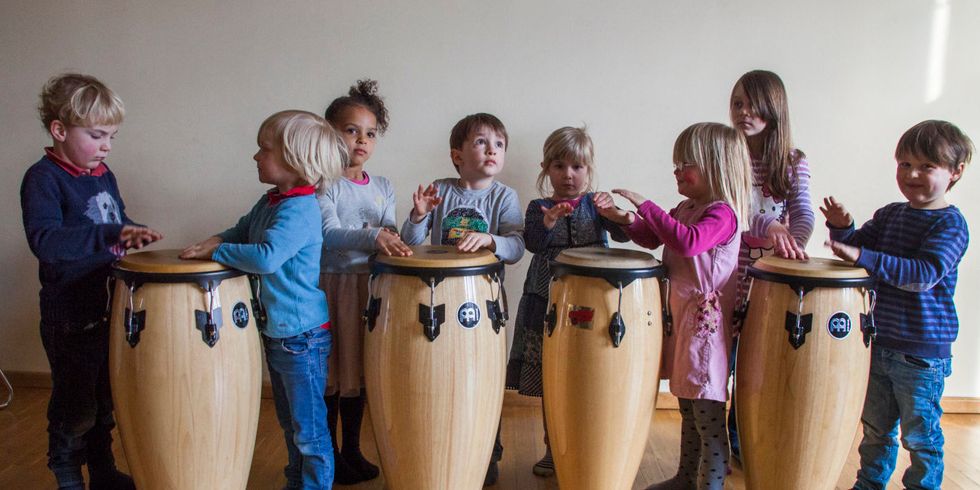 Acht Kinder vor Djemben