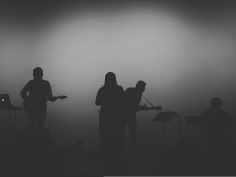 Schatten von Musikern auf einer Bühne