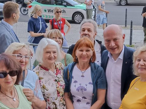 Ein Teil der Gruppe am Roten Rathaus mit dem reg. Bürgermeister Kai Wegener