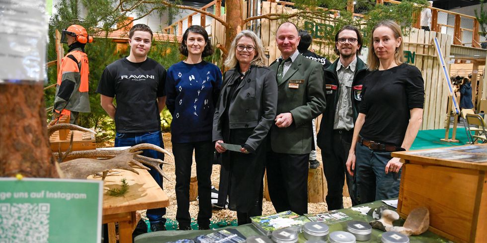 Senatorin Ute Bonde besucht den Stand der Berliner Forsten auf der Grünen Woche 2025