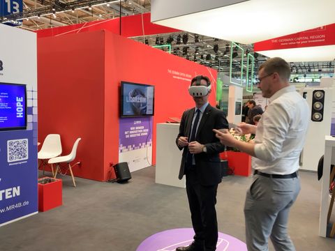 Ein Mann trägt VR Brille