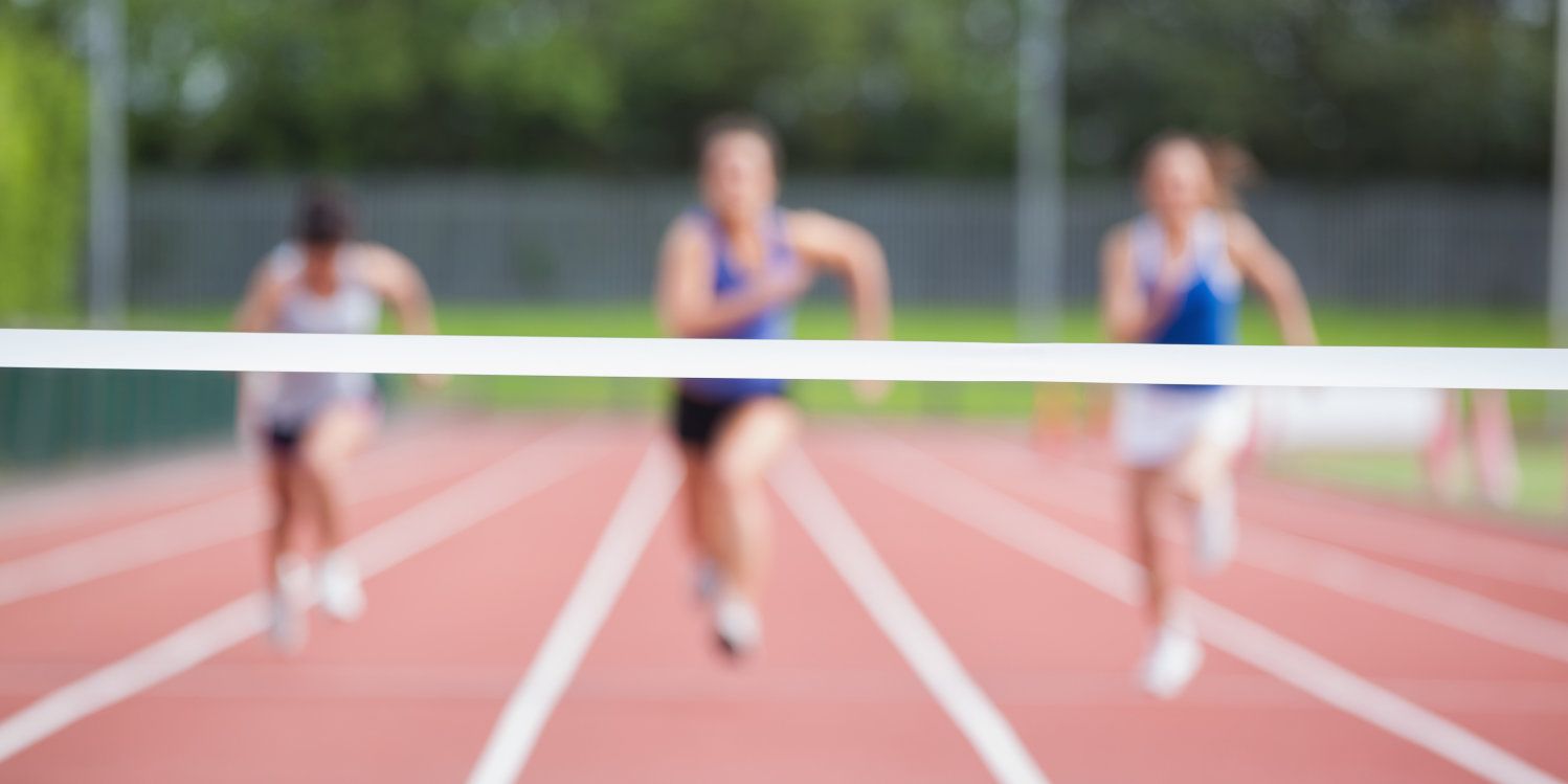 Athleten rennen dem Ziel entgegen