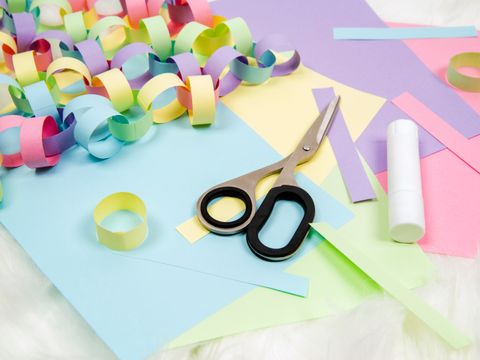 Buntpapier und Schere
