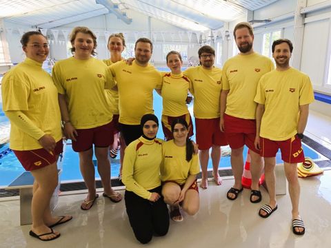 Das DLRG-Rettungsschwimmer*innen-Team während des Trainings in der Schwimmhalle am Kreuzberger Prinzenbad