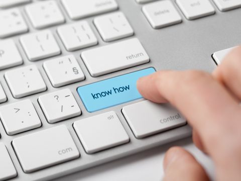 Know-how-Konzept. Mann drückt Tastatur mit Text-Knowhow auf Tastatur