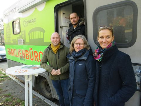 v.l.n.r. Alexander Ewers (Bezirksstadtrat für Jugend, Familie und Gesundheit), Marcel-Pierre Sarnow (Familienbüro Reinickendorf-Jugendamt ), Claudia Fulhorst (Familienbüro Reinickendorf-Manege gGmbH), Sandra Boußonville (Familienbüro Reinickendorf–Jugendamt) (Bild: BA Reinickendorf)