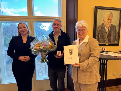 Bezirksbürgermeisterin Stefanie Remlinger und BVV-Vorsitzende Jelisaweta Kamm verleihen Siemen Dallmann die Bezirks