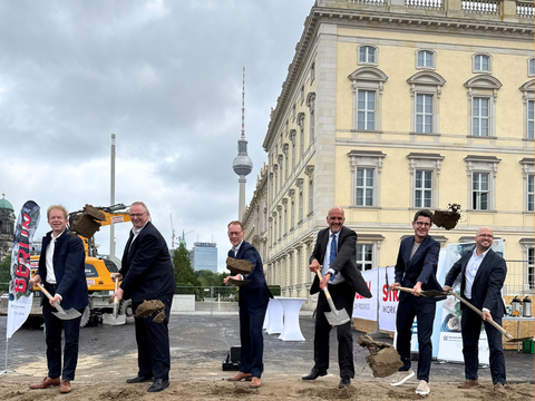 Spatenstich für den Bau der Freitreppe an der Spree vor dem Humboldt Forum