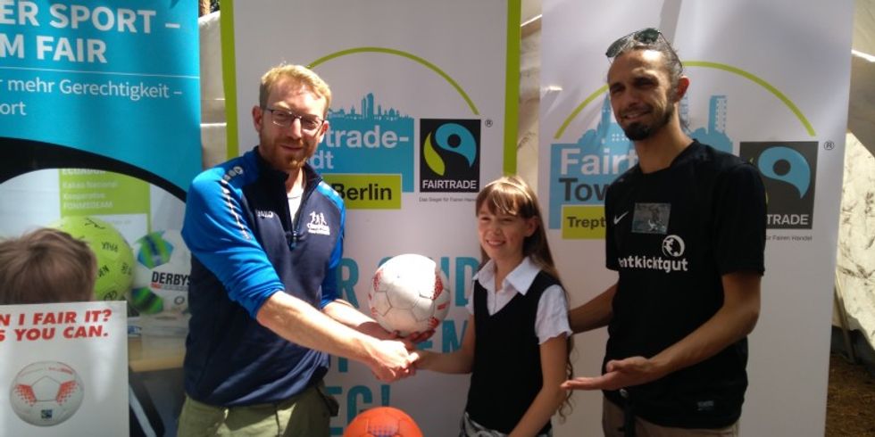 Bürgermeisterin FEZitty übergibt faire Bälle