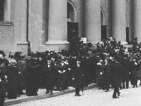 Gemeinde und Ehrengäste beim Verlassen der Synagoge nach dem Einweihungsgottesdienst am 7. April 1914