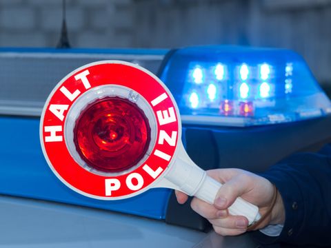 Haltestab der Polizei mit dem Schrifzug Halt Polizei