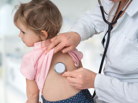 Kind bei der kinderärztlichen Untersuchung