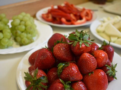 Vier Teller mit geschnittenem Obst und Gemüse