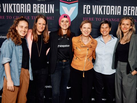 Gruppenfoto der Gründerinnen des Frauenteams des FC Viktoria
