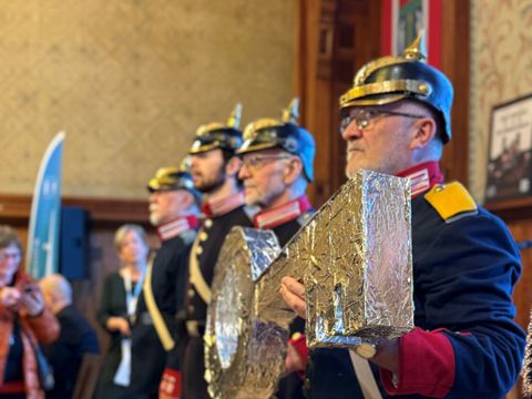 Die Hauptmanngarde übergibt Herrn Igel symbolischen den Schlüssel für das Rathaus Köpenick