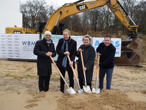 Bezirksstadtrat Ephraim Gothe (2.v.l.), Senatsbaudirektorin Prof. Petra Kahlfeldt (2.v.r.) und die WBM-Geschäftsführer Steffen Helbig (l.) und Lars Dormeyer (r.) beim Spatenstich für das Projekt in der Rathenower Straße 16
