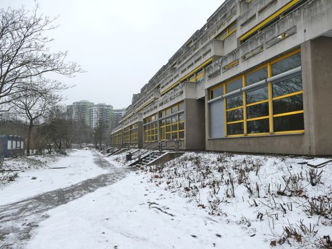 Thomas-Mann-Gymnasium: Schulhof im Winter vor der Neugestaltung