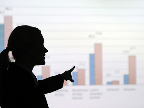 Frau bei einer Präsentation