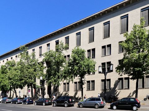 Dienstgebäude des Finanzamts