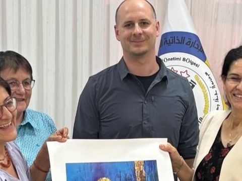Delegationsmitglieder mit Ilham Ahmed, der Aussenbeauftragten von Nord und Ostsyrien (Bild: Städtepartnerschaft Friedrichshain-Kreuzberg – Dêrik)