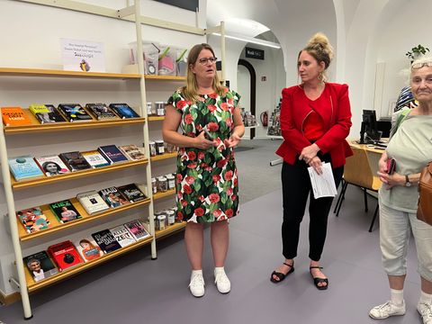 Rathausführung 08.09.23 - Heike Schmitt-Schmelz und Kirstin Bauch in der Heinrich-Schulz-Bibliothek