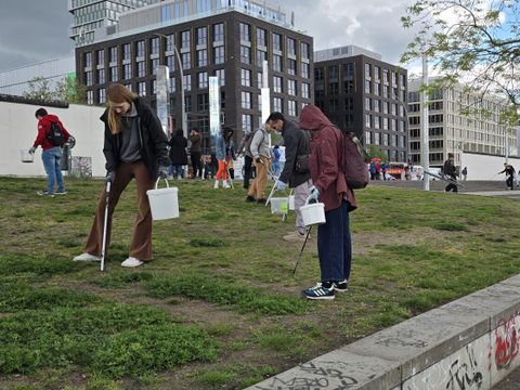 120 Freiwillige verteilen sich mit Sammeleimern und Greifarmen entlang des Spreeufers nahe der Oberbaumbrücke