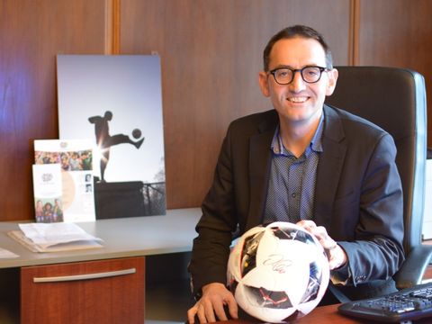 MITsprache signierter Ball
