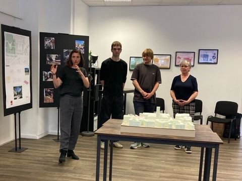 Von links nach rechts: Bezirksstadträtin Dr. Saskia Ellenbeck, Julian Feld, Otto Schlosser und Monique van Miert bei der Eröffnung der Ausstellung (Bild: Annabelle Wolfsturm)