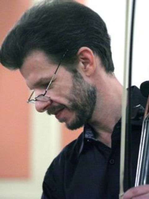 Mann hält Streichinstrument